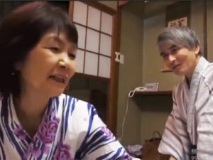 【熟女妻中出し】熟年夫婦が久々の温泉旅行でラブラブ交尾！濃厚ベロキス密着交尾でザーメンたっぷり中出し