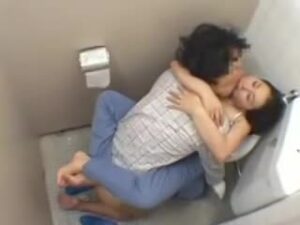 【チンポ喰い熟女妻】病院トイレ掃除の美人おばさんが患者のチンポをつまみ喰い！性欲丸出しの便所交尾で本気アクメ