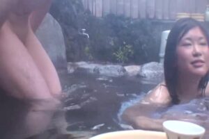 【美女温泉ハメ撮り】子作り旅行にきた美人娘が露天風呂でほろ酔い生交尾！ムッチリスケベな身体を火照らせて下品にガチイキ
