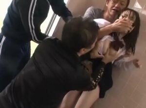【JK輪姦レイプ】美少女ロリJKを雨の中公衆トイレで輪姦レイプ！泣き叫んでもお構いなしにロリマンコ生ハメ