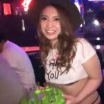 【ギャル公開中出し】バーで見つけたギャル店員と店内で公開中出し生交尾！他の客に見られながら妊娠アクメをキメてしまう