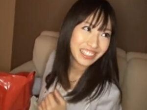 【OL中出し】染みつきパンツを売りに来た美人OLに交渉して生ハメ交尾！メスの匂いが漂うスケベマンコにたっぷり中出し