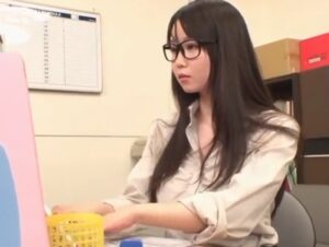 【OL汗だく交尾】清楚で真面目そうな巨乳OLと職場で汗だく生交尾！下品にハメ潮撒き散らして本気アクメ