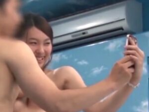 【チンポ喰いOL】部下とMM号にやってきた女上司が公開生交尾！部下チンポを浅ましく咥え込んで本気の潮吹きアクメ