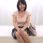 【童貞喰い人妻】欲求不満な素人妻が童貞チンポにガチ発情！スケベ顔でチンポしゃぶって飢えたマンコで中出し喰い！