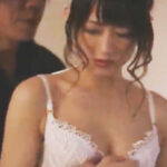 【美人妻中出し】風俗バイトがバレた美人妻が隣人のおじさんに生ハメ強要！膣奥に中出しされてNTRアクメ