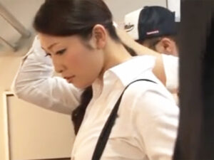【女教師レイプ中出し】ムチムチボディの熟女教師が屈辱の電車痴漢レイプ！衆人環視の中出し交尾で公開子作りアクメ晒し