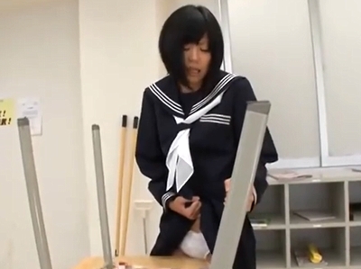 机オナしていた貧乳JKが…同級生にバレて教室パコ！
