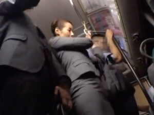 【熟女OL痴漢】欲求不満な熟女OLが痴漢相手にガチ発情！初対面チンポを受け入れて下品なぶっかけアクメ＆お掃除フェラ
