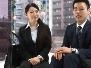 【OL中出し】MM号に同僚とやってきた美人OLが公開生交尾！濃厚密着子作り中出しで本気アクメ晒し