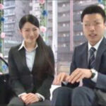 【OL中出し】MM号にやってきた営業OLが同僚と公開生交尾！小人みたいなベロキス生挿入で濃厚ザーメンたっぷり中出し