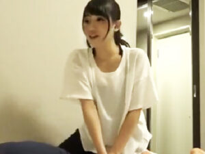 【美女生ハメ】ビジホに呼んだ出張マッサージのお姉さんにフル勃起チンポ見せつけたら生ハメできた！