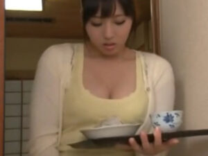 【美人ママ近親相姦】欲求不満の巨乳ママが義理息子のオナニーでガチ発情！スケベ顔でチンポしゃぶって中出し近親相姦