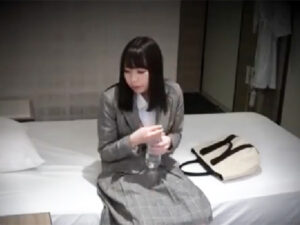 【OLオナニー】出張中のホテルで開放的になった美人OLの変態オナニーの様子を盗撮！