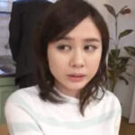 【巨乳ママ近親相姦】ムッチリ巨乳な美人ママに我慢できずに近親相姦！夫の横で禁断の中出し喰らって下品すぎる潮吹きアクメ
