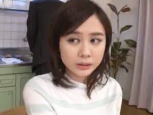 【巨乳ママ近親相姦】ムッチリ巨乳な美人ママに我慢できずに近親相姦！夫の横で禁断の中出し喰らって下品すぎる潮吹きアクメ