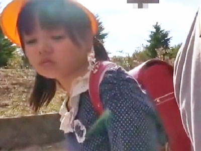 アウロリ娘が変態ロリコン男に強引にハメられ強制中出しで初アクメ