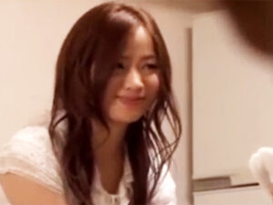 【チンポ喰いお姉さん】生チンポに目がないビジの姉さんが妹彼氏と浮気生ハメ！勃起チンポをベロベロしゃぶって大量顔射