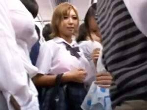 【痴女JKギャル痴漢】エロすぎる制服姿で乗客を誘惑する金髪JKギャルを痴漢生ハメ！臭いチンポしゃぶらせて生ハメ交尾