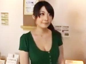 【マッサージ生ハメ】マッサージのフリしてスケベボディをいじくり回される巨乳美女！ヌルヌル発情マンコを犯され顔射アクメ！