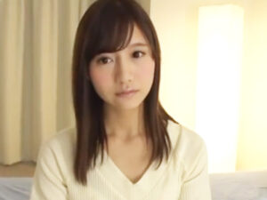 【敏感素人娘】ちょっと突かれただけで即絶頂！オシッコと潮を撒き散らし狂乱イキした顔へドピュッと顔射！