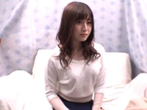 【美人妻中出し】見た目は清楚な美人奥様が生チンポ目の前にしてガチ発情！肉厚ヌルヌルマンコに濃厚ザーメン大量中出し
