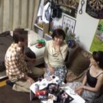 【熟女生乱交】自宅の一室で繰り広げられる熟女大乱交！ビショ濡れマンコを犯されまくってザーメンを搾り取る下品アクメ