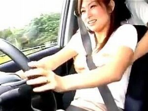【美女ドライブ中出し】しゃぶらせたチンポに跨がらせて運転！車の振動と生ピストンでイキ狂うマンコへ濃厚中出し！