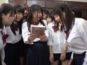 【ロリJK生ハメ】オナニー好きのロリJKが男子生徒の持ってるAVに興味津々！スケベ顔でチンポしゃぶって生ハメおねだりしちゃう