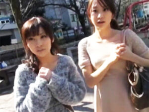 【人妻乱交】欲求不満なW美人妻をナンパして生ハメ！下品すぎる乱交生交尾で飢えたマンコを犯されてザーメンぶっかけアクメ