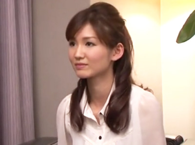 「夫のじゃ満たされなくて‥」激しい膣奥ピストンに獣のような喘ぎ声で狂う相当溜まっていた様子の奥様ｗ