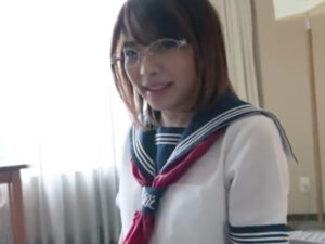 【美少女JK生ハメ】メガネが似合う真面目系美少女JKがキモいおじさんと生ハメ交尾！密着交尾で臭いザーメン大量顔射