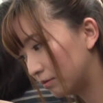 【美女痴漢レイプ】満員電車でムチムチ美女が痴漢されてオシッコおもらし！そのままレイプされて臭いザーメン大量顔射