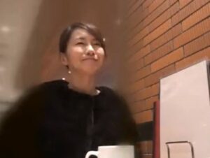 【美熟女妻中出し】街で見つけた清楚セレブ美熟女妻をナンパして即ハメ！男に飢えたスケベマンコにザーメン大量中出し